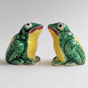 Vintage Frog Salt and Pepper Shakers, Hand Painted Mid Century Ceramic Frogs