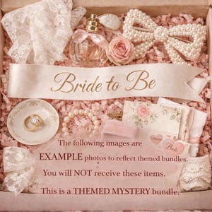 Op de afbeelding: Een thematisch mystery box voor een bruid, met een lint met de tekst "Bride to Be", een parelboog, een parfumflesje, een ring en andere decoratieve items in roze en wit. De doos is gevuld met roze papier.