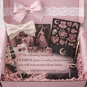 Puede incluir: Una caja rosa con tapa ribeteada de encaje, llena de artículos temáticos. En el interior hay fotos, pegatinas, un bolígrafo y una pequeña bolsa negra. El texto dice: "EXAMPLE photos to reflect themed bundles, you will not receive these items. This is a THEMED MYSTERY bundle."