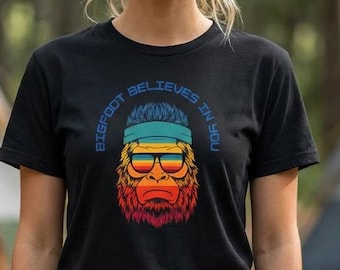 Camiseta de Bigfoot, Camiseta para acampar, Regalo de Bigfoot, Camiseta de Sasquatch, Camiseta de críptido, Camiseta de senderismo, Camiseta divertida de Bigfoot, Camiseta de aventura