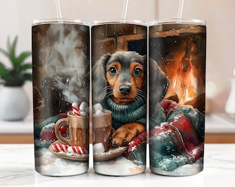 Könnte beinhalten: Ein brauner und schwarzer Dackel mit einem grünen Pullover sitzt vor einem Kamin mit einer Tasse heißer Schokolade und Marshmallows. Die Tasse ist mit roten und weißen Zuckerstangen verziert. Der Hund sitzt auf einer rot-grünen karierten Decke.