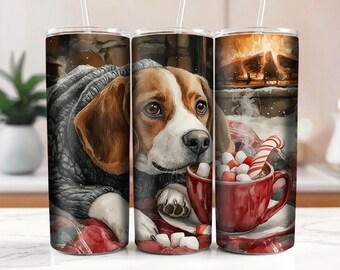 Könnte beinhalten: Ein weiß-brauner Beagle-Hund mit einem grauen Pullover sitzt vor einem Kamin mit einer Tasse heißer Schokolade und Marshmallows. Die Tasse steht auf einem roten und weißen Untersetzer. Der Hund schaut in die Kamera.
