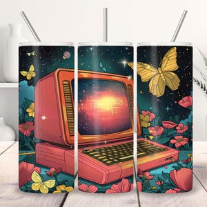 Puede incluir: Un juego de tres vasos de acero inoxidable con un diseño de computadora retro. Los vasos presentan una ilustración colorida de una computadora vintage con una pantalla brillante, rodeada de flores y mariposas. El diseño está sobre un fondo azul oscuro con estrellas.
