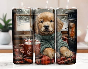 Könnte beinhalten: Ein Goldendoodle-Hund in einem blauen Pullover sitzt an einem Kamin mit einer Tasse heißer Schokolade und Zuckerstangen. Der Hund sitzt auf einer rot-schwarzen karierten Decke. Die Tasse steht auf einem weißen Untersetzer. Der Kamin ist aus Ziegeln und hat ein Feuer darin. Der Hintergrund ist eine verschneite Winterlandschaft.