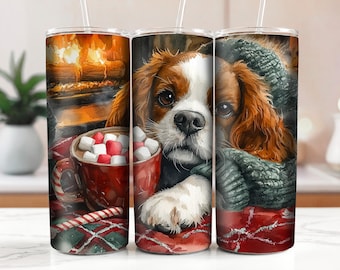 Könnte beinhalten: Ein weiß-brauner Cavalier King Charles Spaniel mit einer rot-grünen karierten Decke. Der Hund hält eine Tasse mit heißer Schokolade und Marshmallows. Die Tasse steht auf einer rot-grünen karierten Oberfläche. Der Hintergrund ist ein Kamin mit Flammen.
