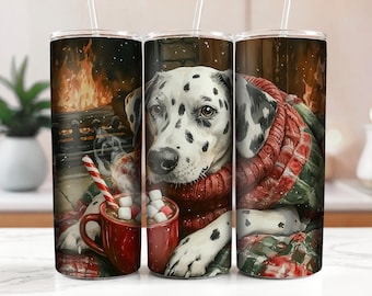 Könnte beinhalten: Ein Edelstahlbecher mit einem schwarz-weißen Dalmatiner, der einen rot-grünen karierten Schal trägt und eine Tasse heiße Schokolade mit Marshmallows hält. Der Hund sitzt vor einem Kamin.