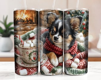 Könnte beinhalten: Ein Set aus drei Edelstahl-Bechern mit einem winterlichen Weihnachtsmotiv. Jeder Becher zeigt einen Chihuahua, der einen rot-weißen Schal trägt und eine Tasse heiße Schokolade mit Marshmallows hält. Der Hintergrund jedes Bechers zeigt eine andere Winterszene.