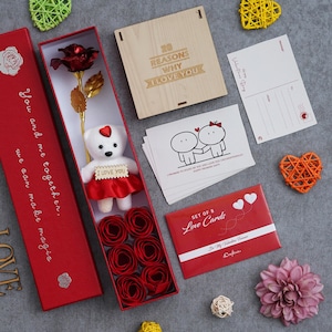 Valentinstag Kombi-Set | 8 Liebe Postkarten Geschenkkarten | Rote Geschenkbox mit Teddy und Rosen | "20 Gründe, warum ich dich liebe" Holzherzen Geschenk