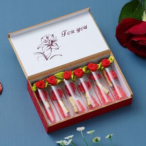 Juego de regalo de San Valentín con 6 botellas de felicitación con mensajes personales en caja de madera, botella decorativa roja, regalo de aniversario para ella