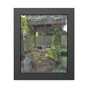 Tranquil Wishing Well, rustikale Wandkunst - gerahmtes Poster für Cottage Vibes & Housewarming Wohnkultur, Fotoposter für eine ruhige Atmosphäre