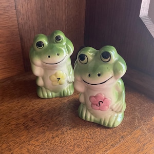 Vintage Ceramic Frog Salt & Pepper Shaker Set. 1950s Table Accessory. Made in Japan