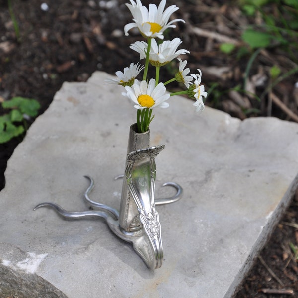 Funky Fork Bud Vase, argenterie de récupération vintage faite à la main avec du feu et de la soudure, sculpture polie ou ternie, décor de table de fleurs