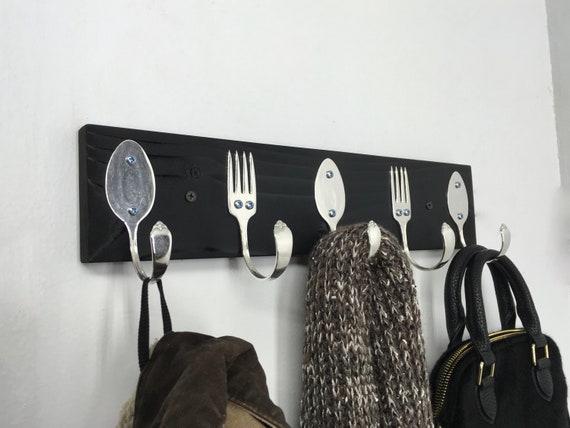 Perchero con forma de cuchara y tenedor en cualquier color 5 ganchos arte de cubiertos reciclados colgador de ropa para pared taza de cafe plateada delantal guantes de horno Etsy Espana