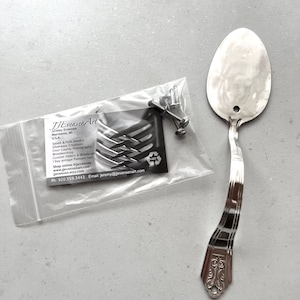 Tirador de puerta para cubiertos de plata hecho con cuchara de mesa, herrajes para gabinetes, manija vintage recuperada, remodelación de cocina, cubiertos reciclados, accesorio de plata, bricolaje