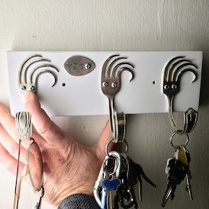 Funky Wave Forks klädhängare med nycklar, märkt sked, återvunnet silver, vägghängande konstförvaring