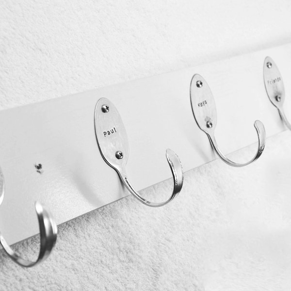 Soporte personalizado para cucharas, fabricado con cubiertos antiguos reciclados.