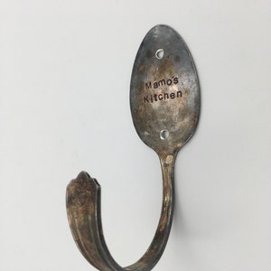 Peut inclure: Une cuill&egrave;re en argent transform&eacute;e en crochet avec les mots "Mamo's Kitchen" grav&eacute;s sur le bol.