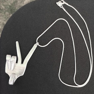 Gabel-Friedensanhänger-Handgesten-Halsketten-Weinlese wiederholte Silberschmuck