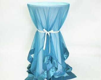 Mantel de organza de 90"x90" con borde de tafetán para decoración de mesas en bodas y eventos.