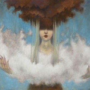 Peut inclure: Une femme aux longs cheveux blonds est entourée de nuages. Son visage est partiellement caché par un nuage sombre au-dessus de sa tête. L'arrière-plan est un ciel bleu clair.