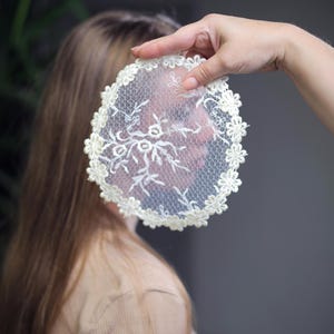 Klaar voor verzending OFFWHITE Delicate Lace Church Headcovering, ronde kapelpet voor dames