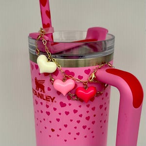 Vaso de San Valentín con pajita brillante y dije de taza Stanley, cadena de piedras preciosas doradas y corazones, rosa, blanco, rojo y dorado