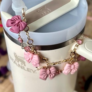 Dije de vaso con piedras preciosas: lazos rosas y cadena dorada, accesorio de la Copa Stanley