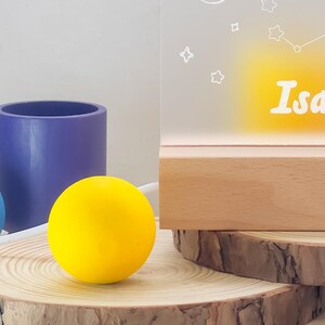 Personalisierbares Sternzeichen + Name Nachtlicht, Acrylglas mit LED-Holz-Sockel - Babygeschenk, Taufe, Kinderzimmer, Geburt, Geburtstag