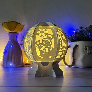 Cricut プロジェクト用の雪だるまクリスマス グローブ ランタン SVG テンプレート ... DIY クリスマス ランタン - 紙のランタン SVG、クリスマス オーナメント SVG