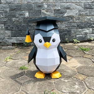 Pinguino laureato Papercraft SVG, Studio, modello PDF per progetto Cricut - Regalo di laurea fai da te, scultura di carta, origami, animale 3D a basso poli