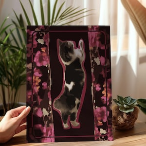 Stampa digitale artistica per l'arredamento della casa di campagna, soffice gatto con tenda con illustrazione di fiori