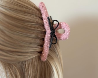 Koninklijk uitje | Roze bouclé strikklem