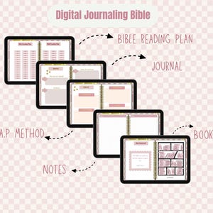 Puede incluir: Biblia de diario digital que se muestra en varias tabletas. Las tabletas muestran diferentes p&aacute;ginas, incluido un plan de lectura b&iacute;blica, entradas de diario, notas y un dise&ntilde;o de estanter&iacute;a. El texto "Digital Journaling Bible" est&aacute; en la parte superior.