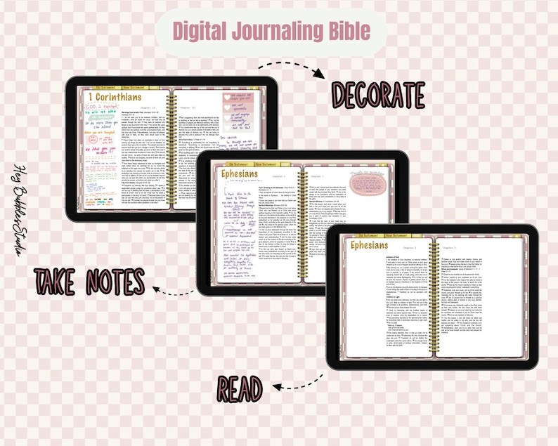 Puede incluir: Biblia de diario digital que se muestra en tres tabletas. Las tabletas muestran p&aacute;ginas abiertas con texto y notas manuscritas. Tambi&eacute;n se muestran las palabras "TAKE NOTES", "DECORATE" y "READ".