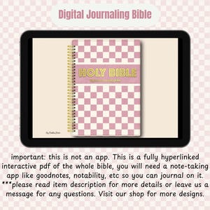 Puede incluir: Una Santa Biblia digital mostrada en una tableta. La portada de la Biblia presenta un patr&oacute;n de cuadros rosas y blancos con letras doradas. El texto "Digital Journaling Bible" est&aacute; en la parte superior. La imagen incluye el texto "Hey Bubbles Studio".