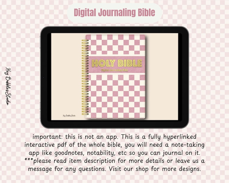 Puede incluir: Una Santa Biblia digital mostrada en una tableta. La portada de la Biblia presenta un patr&oacute;n de cuadros rosas y blancos con letras doradas. El texto "Digital Journaling Bible" est&aacute; en la parte superior. La imagen incluye el texto "Hey Bubbles Studio".