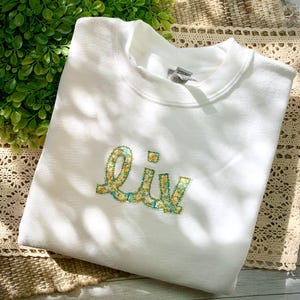 Kleinkind personalisierte Blumen Monogramm Sweatshirt/Cottagecore Ditsy Blumen/gestickte Name Pullover/Kokette Geschenk für sie/Mädchen Teen Baby Twin