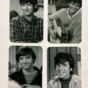 Puede incluir: Cuatro cromos vintage en blanco y negro con jóvenes sonrientes. Una tarjeta muestra a un hombre con una camisa a cuadros y un sombrero. Otra muestra a un hombre tocando la guitarra. Las otras dos tarjetas muestran a hombres sonriendo.