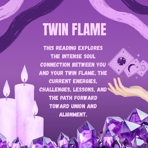 以下が含まれることがあります： 「TWIN FLAME」の文字が入った紫色のグラフィック。画像には、3本の火の灯ったろうそく、クリスタル、タロットカードが含まれています。テキストは、ツインフレームとの魂のつながり、現在のエネルギー、課題、教訓、そして前進への道を説明しています。