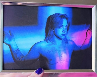 Transfiguración / Impresión fotográfica / Retrato audaz y colorido / Crucifixión transgénero