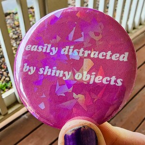 Holográfico, se distrae fácilmente con objetos brillantes / botones con pasador / 2,25" / rosa