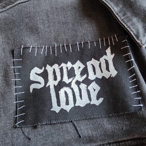Verspreid liefde opnaaipatch | DIY punk modeaccessoire | linosnede
