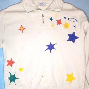 handbedruckter Pullover | Upcycled Kleidung | bunten Sternen
