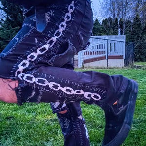 Pode incluir: Uma caneca de cerâmica branca com uma alça preta e o texto "But First, Coffee" em preto, em negrito. A caneca está sobre uma superfície branca.