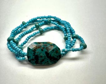 Bracelet tendance extensible avec perles turquoises et grosses pierres précieuses à facettes
