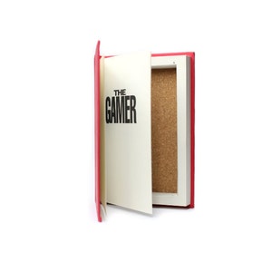 Baseball Sports Hollow Book The Gamer autorstwa Gary'ego Cartera Ręcznie robione pudełko Secret Stash Box w kolorze czerwonym z korkowym dnem Ręcznie robione czerwone męskie chłopięce - ZAMÓWIENIE NIESTANDARDOWE