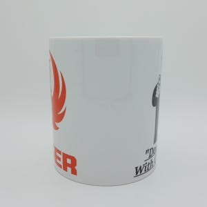 K&ouml;nnte beinhalten: Wei&szlig;e Keramiktasse mit einem roten und schwarzen Logo, auf dem "Fighter" steht, und dem Text "Don't mess with a fighter" in Schwarz.