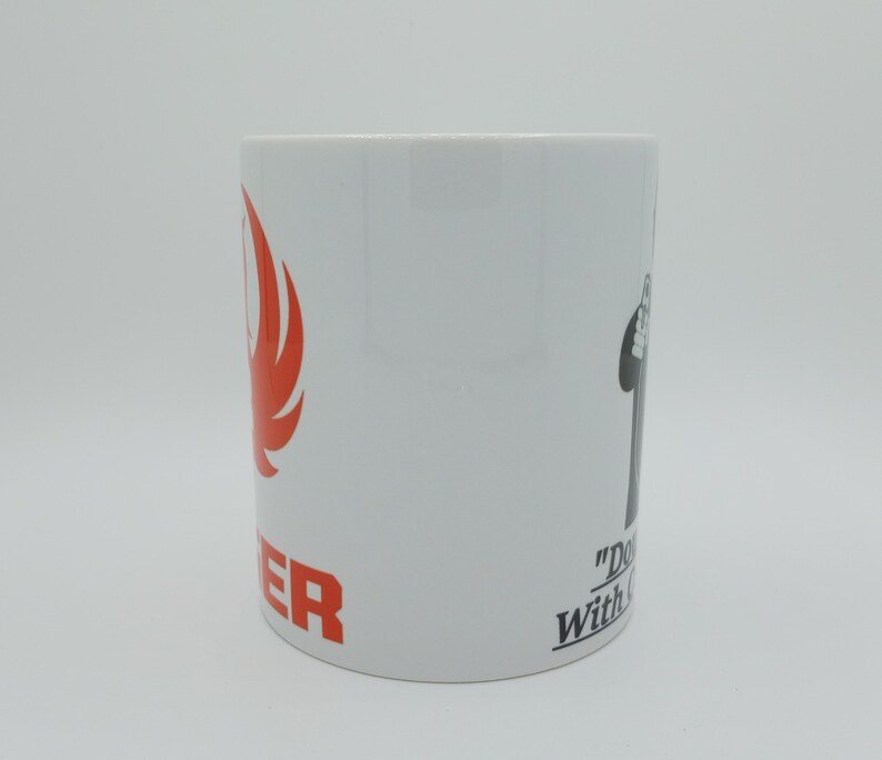 K&ouml;nnte beinhalten: Wei&szlig;e Keramiktasse mit einem roten und schwarzen Logo, auf dem "Fighter" steht, und dem Text "Don't mess with a fighter" in Schwarz.