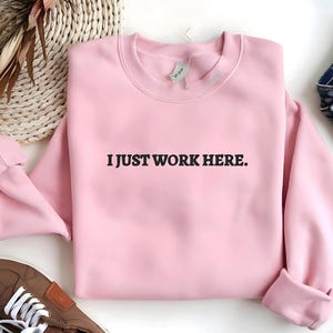 Suéter "I Just Work Here" bordado - Sudadera "I Just Work Here", linda sudadera con cuello redondo, sudadera bordada con capucha, colores cómodos