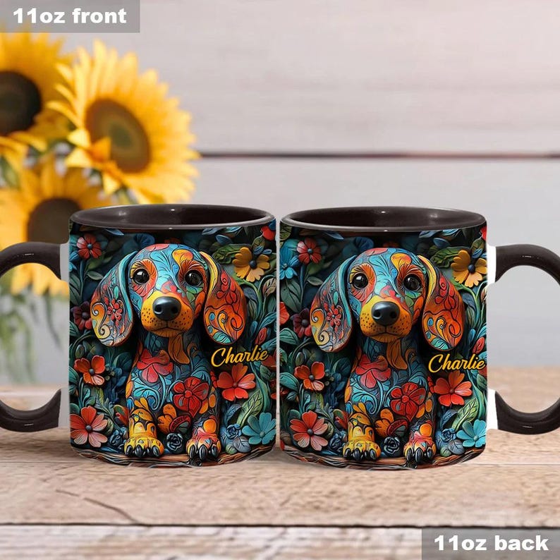 Puede incluir: Dos tazas de cer&aacute;mica negra de 11 onzas con un dise&ntilde;o floral colorido y un perro salchicha en el centro. El perro lleva un patr&oacute;n floral y el nombre "Charlie" est&aacute; escrito en cada taza.